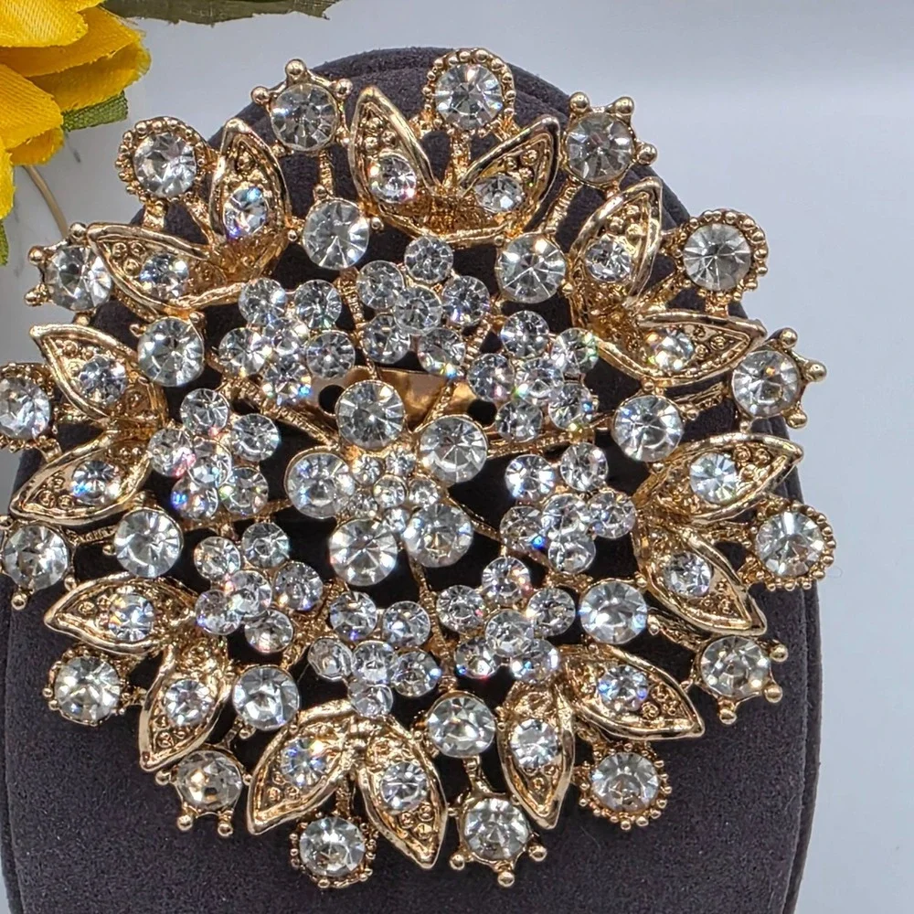 Sparkling Snowflake Brooch Rhinestone Crystal‎ Gold Tone Round Pin Jewelry